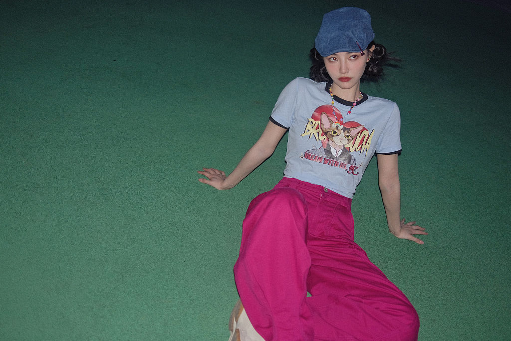 许佳琪发布一组甜酷风写真 怀抱小狗展笑颜俏皮可爱