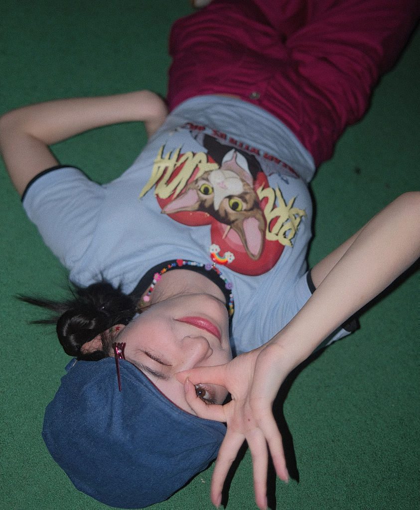 许佳琪发布一组甜酷风写真 怀抱小狗展笑颜俏皮可爱