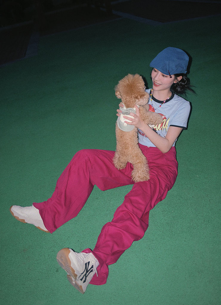 许佳琪发布一组甜酷风写真 怀抱小狗展笑颜俏皮可爱