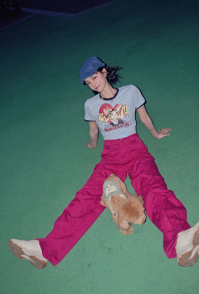 许佳琪发布一组甜酷风写真 怀抱小狗展笑颜俏皮可爱