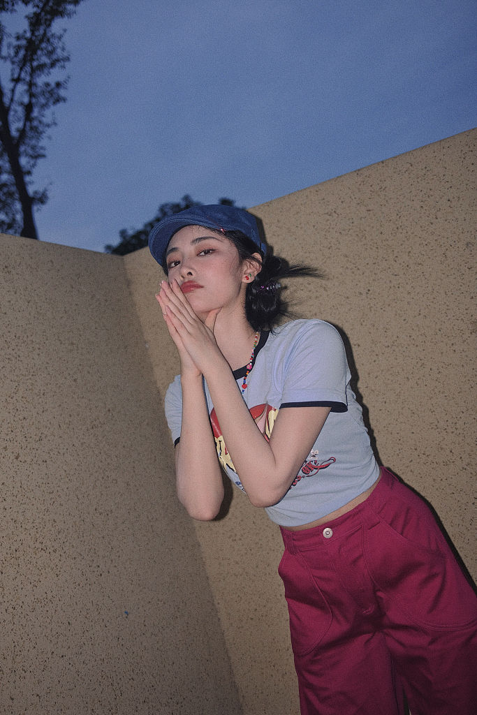 许佳琪发布一组甜酷风写真 怀抱小狗展笑颜俏皮可爱