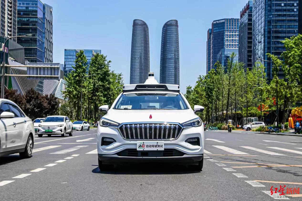 百度萝卜快跑驶进成都高新区 可一键自动驾驶打车