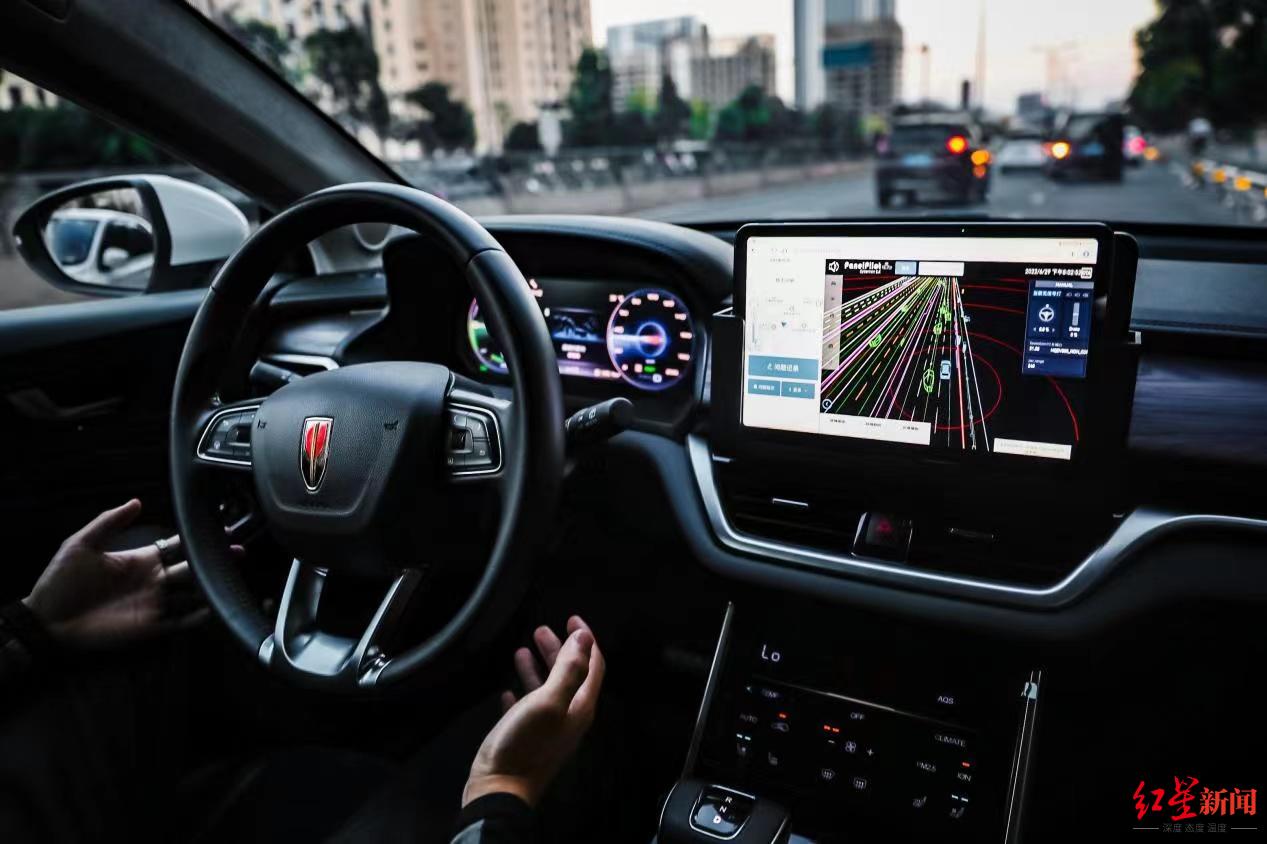 百度萝卜快跑驶进成都高新区 可一键自动驾驶打车