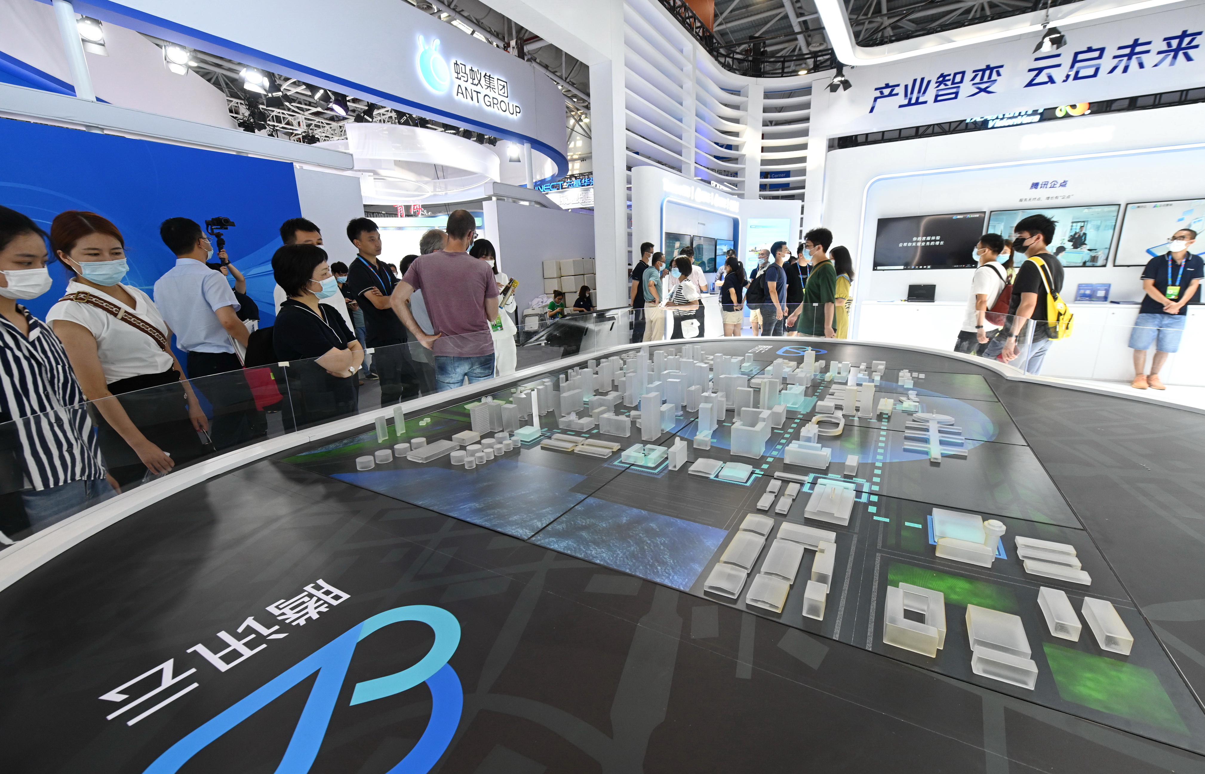 （新华全媒+·图文互动）为千行百业数字化“插上翅膀”——在第五届数字中国建设峰会感受新风向