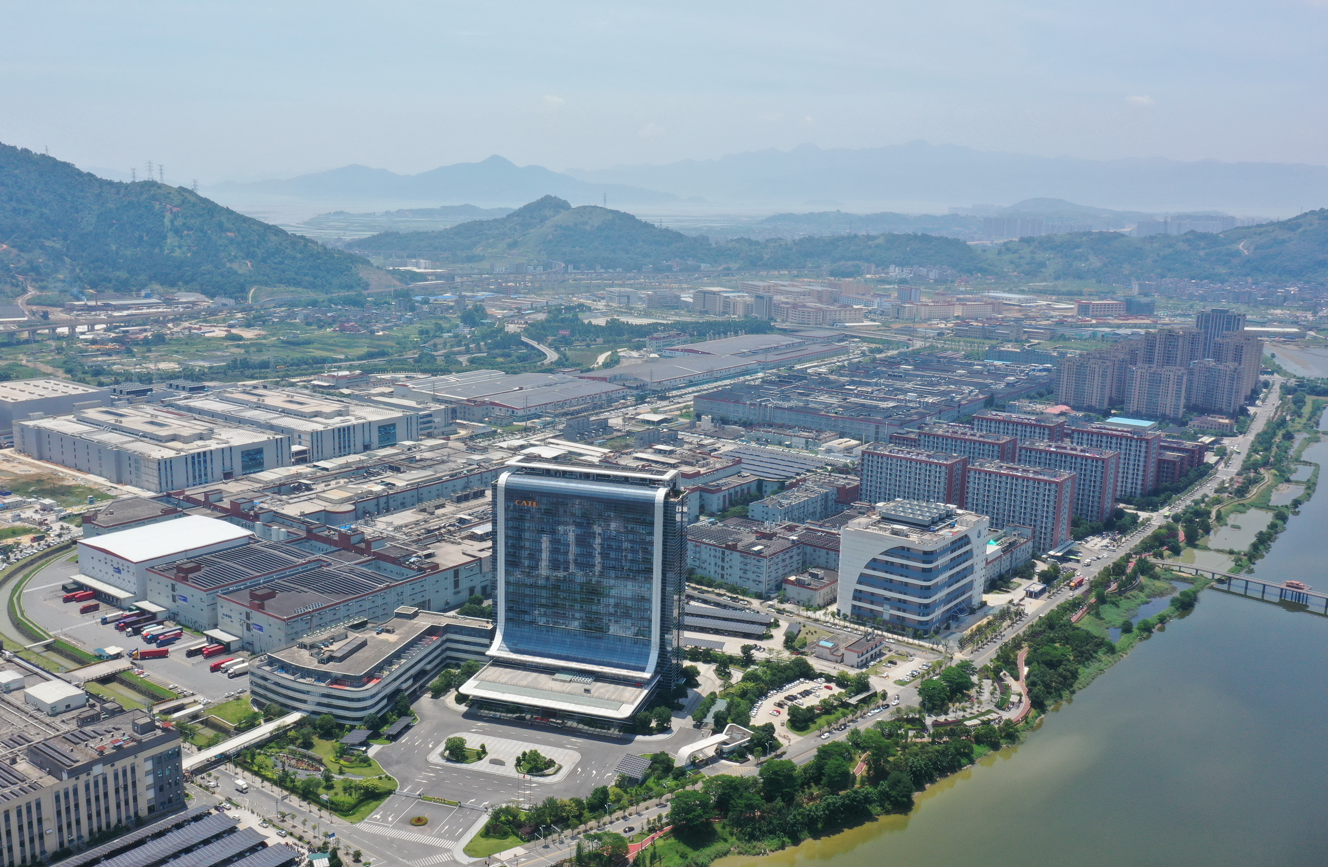 （新华全媒+·图文互动）为千行百业数字化“插上翅膀”——在第五届数字中国建设峰会感受新风向