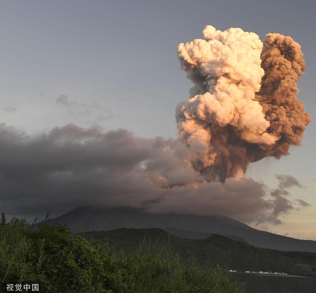 日本樱岛火山喷发 浓烟直冲高空