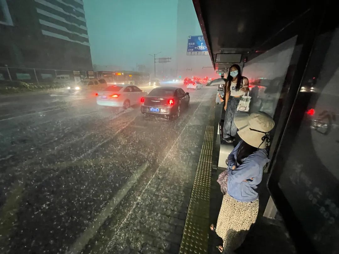 郑州突降暴雨！公交临时停靠路边，部分飞机航班取消