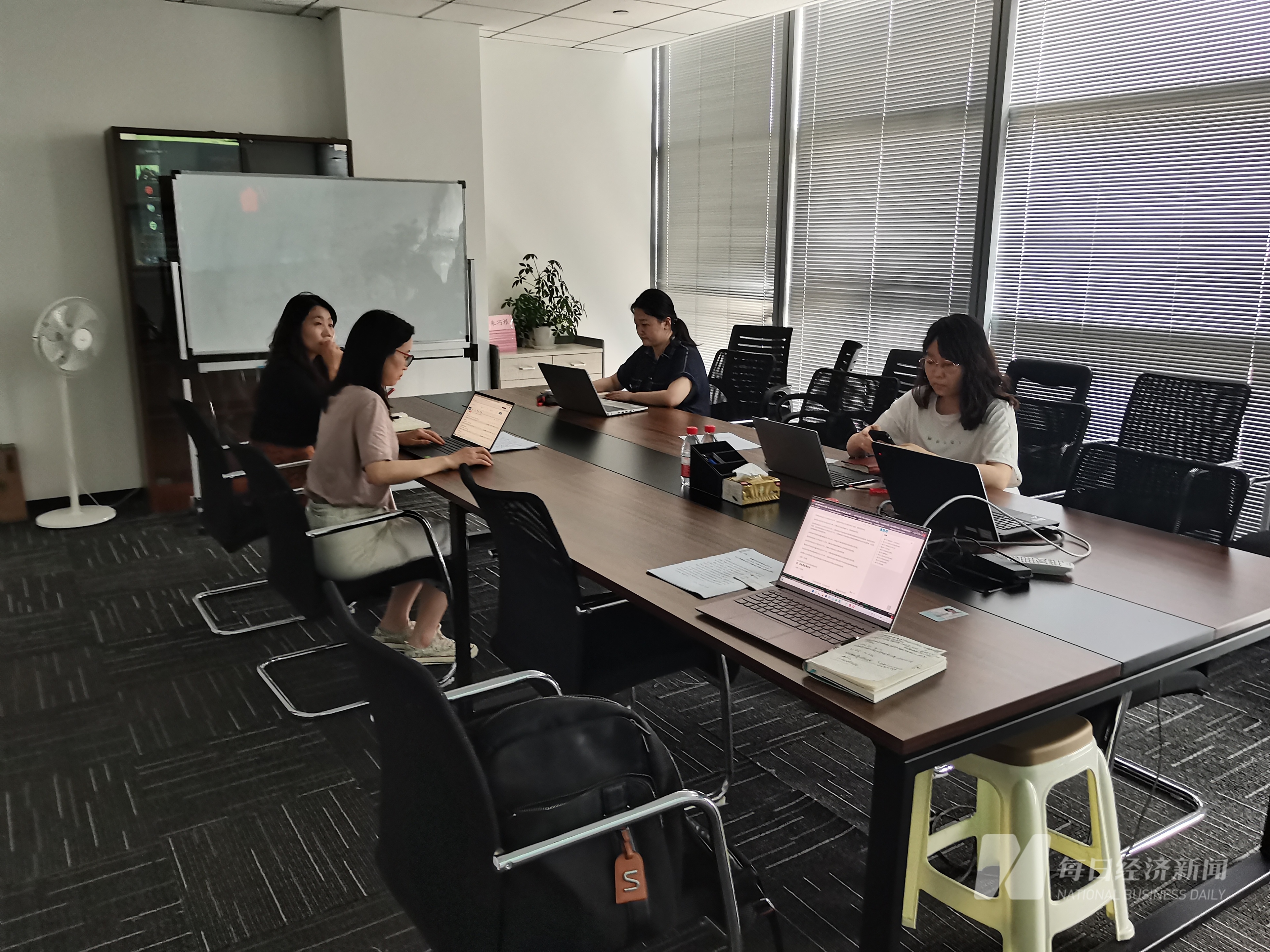 直击股东大会丨拟剥离营收占比近8成的供应链管理业务 华软科技董秘：毛利率低，且公司承担了较大资金压力