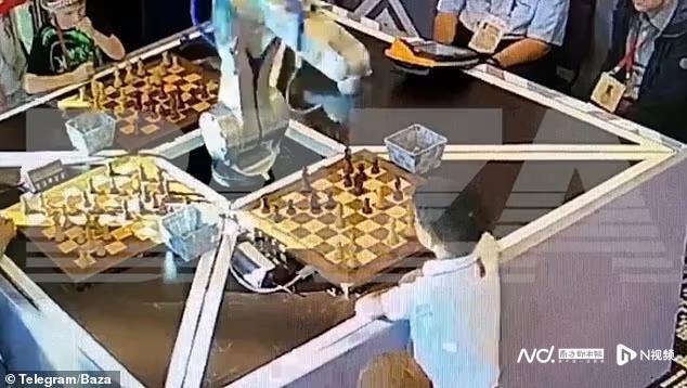 俄国际象棋比赛AI机器人抓住一名7岁小男孩并折断其手指