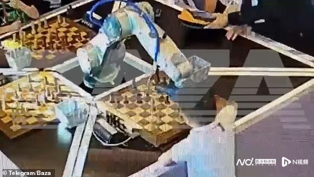 俄国际象棋比赛AI机器人抓住一名7岁小男孩并折断其手指