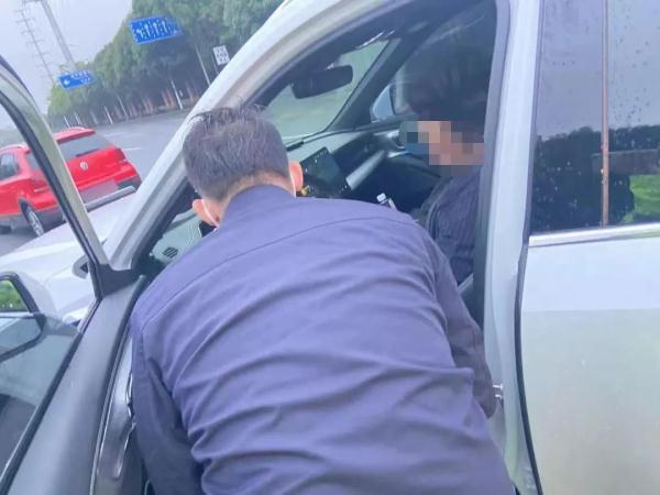 看世界杯喝啤酒南宁（看球喝酒“断片”，南宁一男子驾车撞上绿化带后呼呼大睡）-华海博客