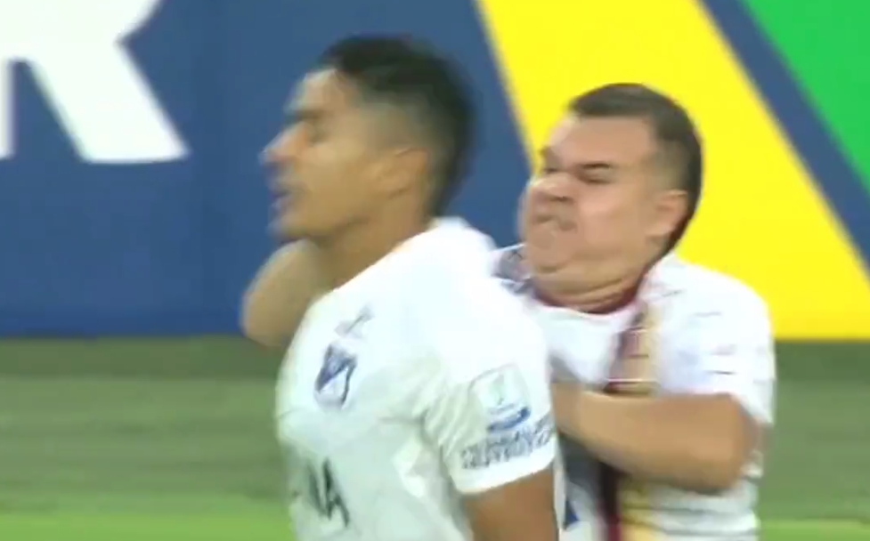 哥伦比亚联赛一球迷冲进场内肘击球员，球员愤怒反击后遭红牌罚下