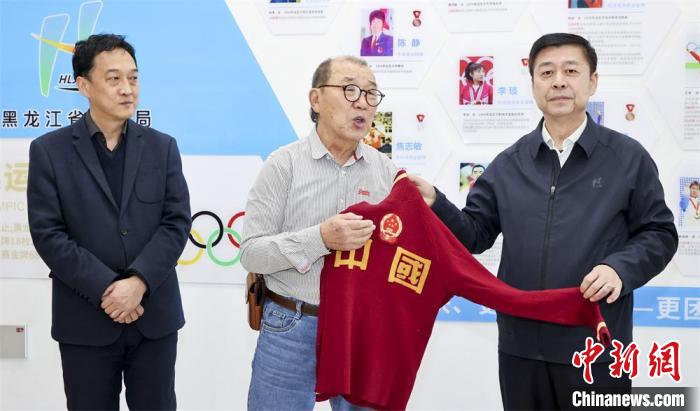 夺冠60年纪念日当日 中国冬季项目首个世界冠军罗致焕捐出比赛服