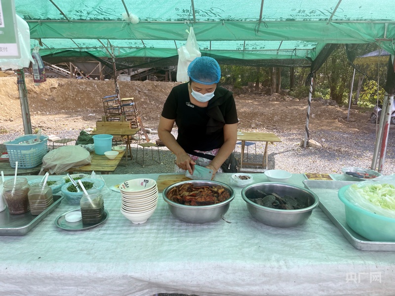 德宏芒市傣寨夫妇：撒苤虽苦，日子却甜