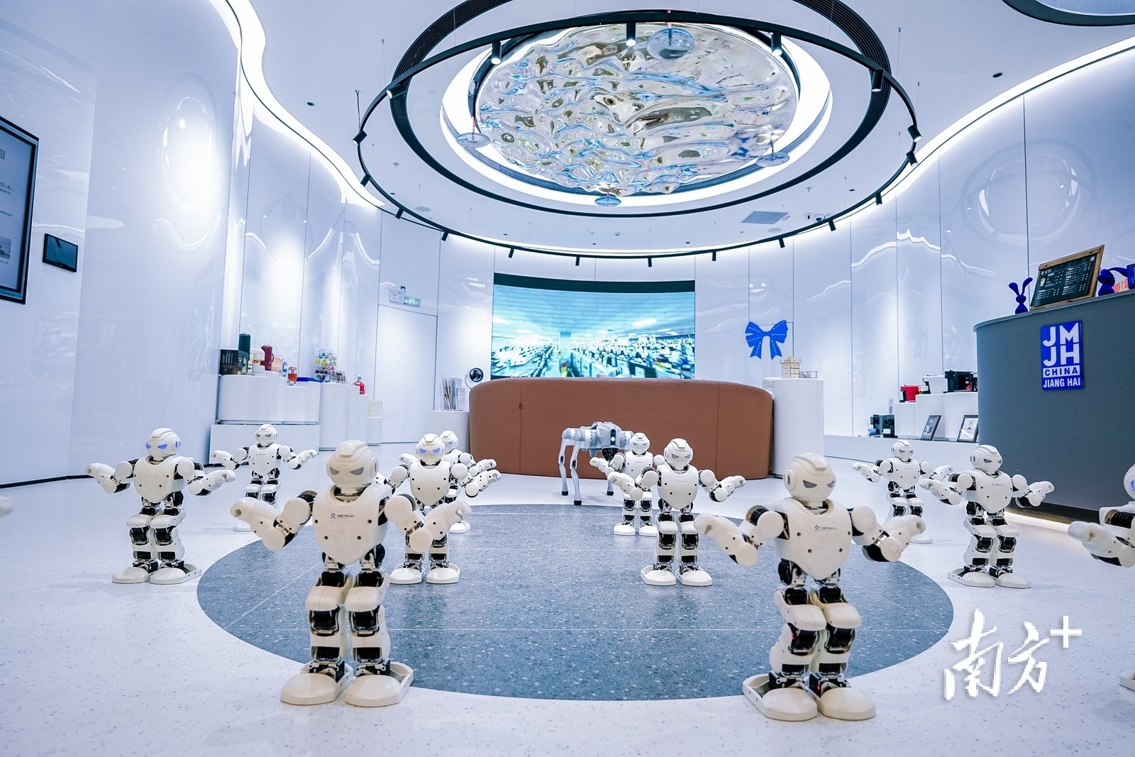 机器人天团赋能“江海汇”，双城联动共筑智能未来