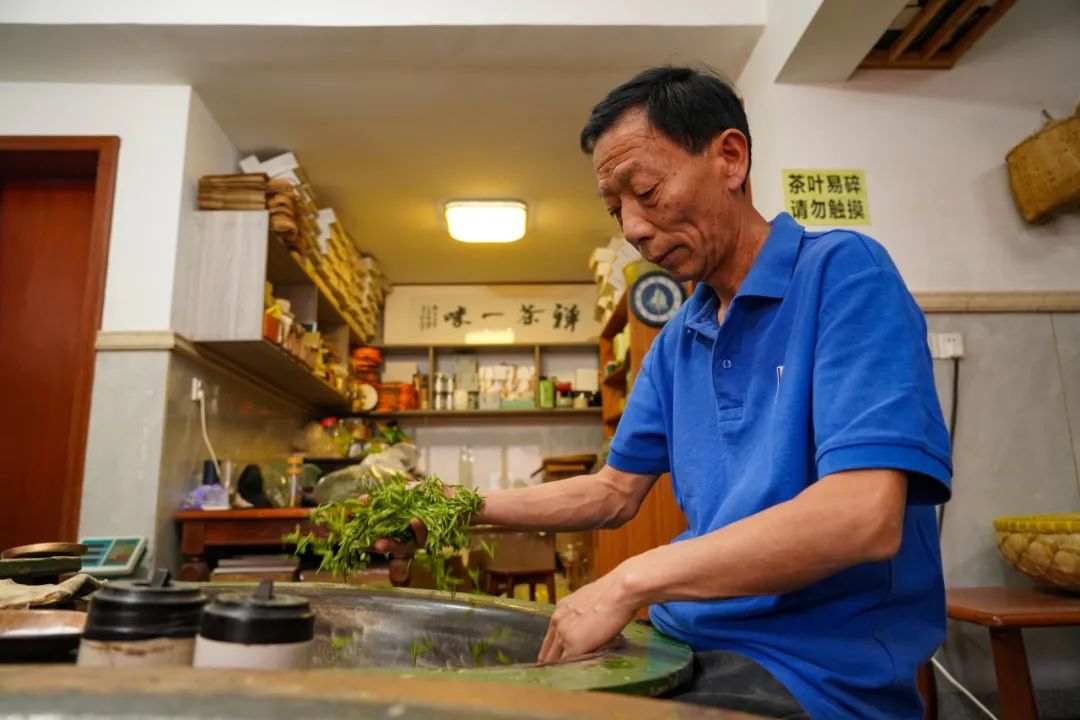 手炒的茶更香！非遗大师练出“铁砂掌”
