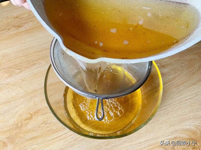 炸过的油怎么变清，炸过的食用油怎样变清（过年炸剩的旧油不要扔）