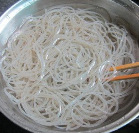 干粉条要泡多久，干粉条要泡多久可以吃（粉条不要泡软就炒）