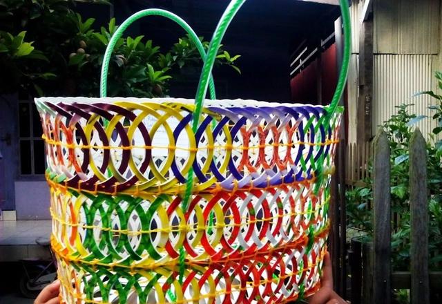 圆篮子的编织方法，怎么编圆篮子（，这么美的收纳篮竟然是用废瓶子做成的，我不相信）