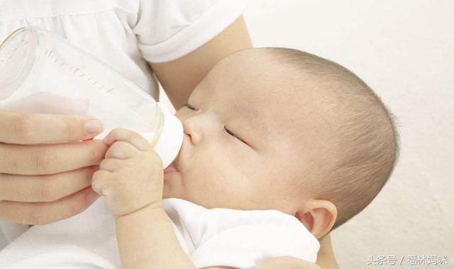 新生儿吃完奶打嗝的处理方法，新生儿吃奶过后打嗝怎么办（让宝宝在喝完奶打嗝时）