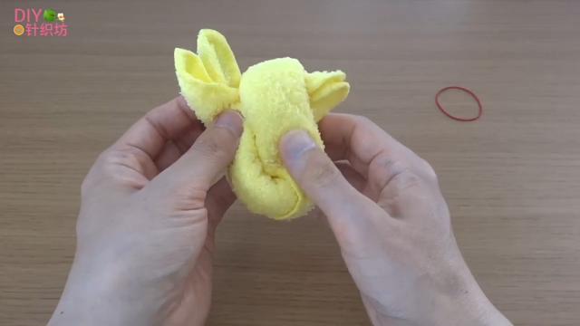 教你怎样用手帕折出只萌兔子,怎样用纸巾折兔子(用毛巾折出露牙齿的小