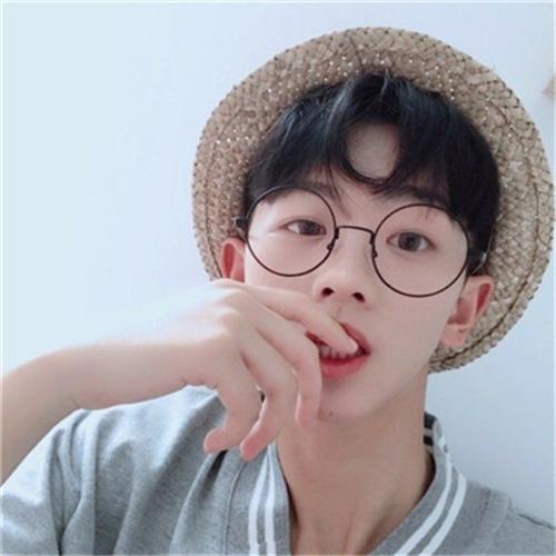 眼镜帅哥头像微信，眼镜帅哥头像（戴眼镜的小哥哥头像）