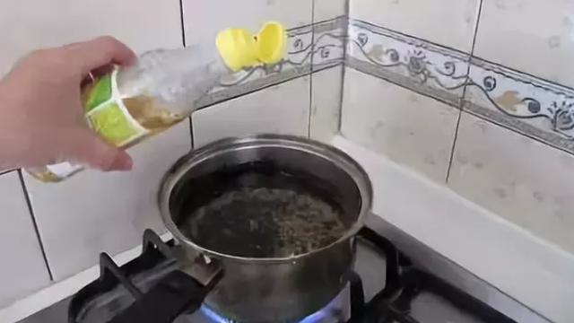 砂锅烧焦了怎么洗掉黑黑的，严重烧糊的砂锅怎么处理（铁锅、铝锅、不锈钢锅……锅底烧糊怎么办）