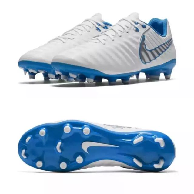 阿迪达斯足球鞋分类简介，阿迪达斯高端足球鞋型号（踢足球应该选择合适的足球鞋）