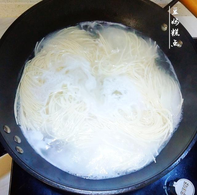 如何做既简单又好吃的葱花面，3分钟做好的这碗葱花面