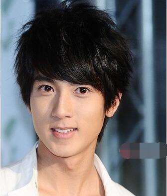 发型,很多人建议去拉直,对于男生来说这个拉直是不建议的,本来头发就