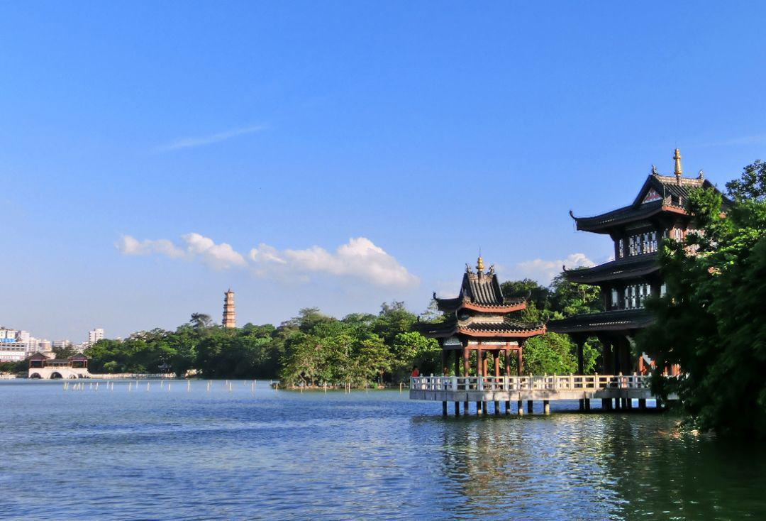 广东省惠州市地区的一个大城市浅水区湖水,曾和杭州市西湖,颍州西湖合