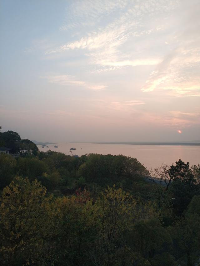 巴陵广场的雕塑是什么，巴陵广场主要景观（夕阳洞庭畔）