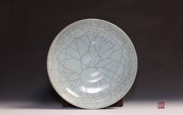 开片和冰裂有什么区别，汝窑怎么开片最漂亮（冰裂纹青瓷的成因与特色）