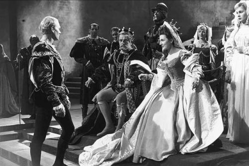 哈姆雷特简介故事梗概，哈姆雷特简介故事梗概50字（《哈姆雷特》：因拖延报仇）