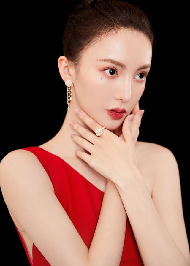 邓伦 个人简历(起底公钰涵,揭秘让邓伦从小透明到tōu税过亿的影视