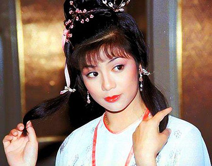 师傅厉害,自然能够娶到漂亮的师娘,比如《天龙八部》中岳老三的三个