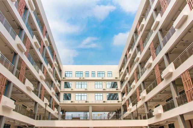 汕尾职业技术学校，汕尾职业技术学院怎么样（占地面积约23万平方米）