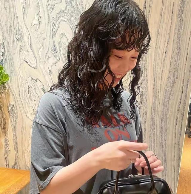好看又自然的中长卷发，这种烫法才是真正的免打理