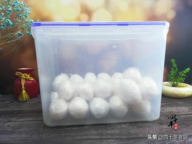 怎样做盐蛋又不咸又有油，怎样做盐蛋又不咸又有油味（干腌法不加1滴水）