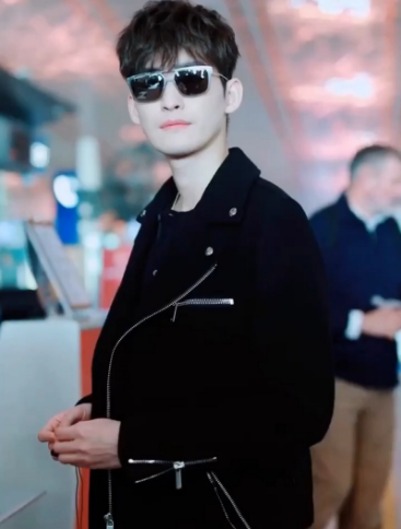 1974年出生于台湾台北,且出生于演艺世家,父亲为资深演员张国柱,其弟