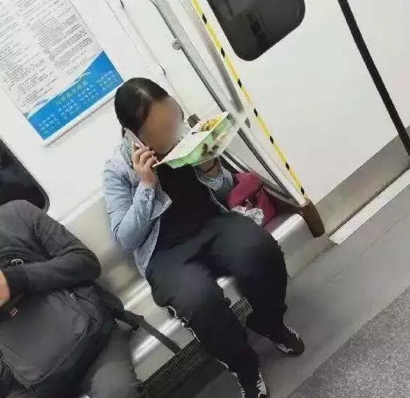地铁上可以吃东西吗，地铁可以带吃的进去么（为什么地铁上不能吃东西）