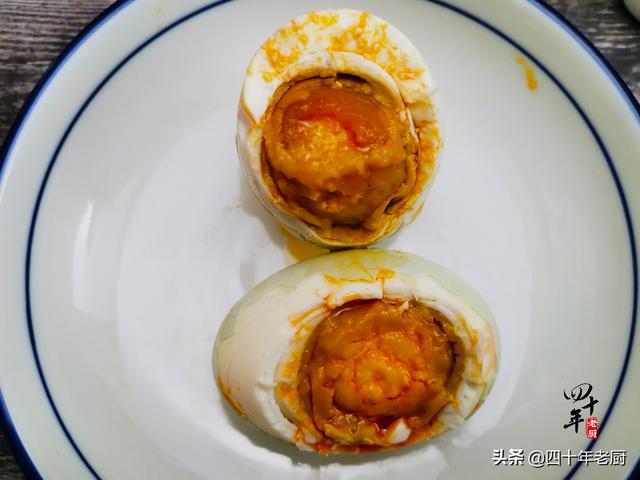怎样做盐蛋又不咸又有油，怎样做盐蛋又不咸又有油味（干腌法不加1滴水）