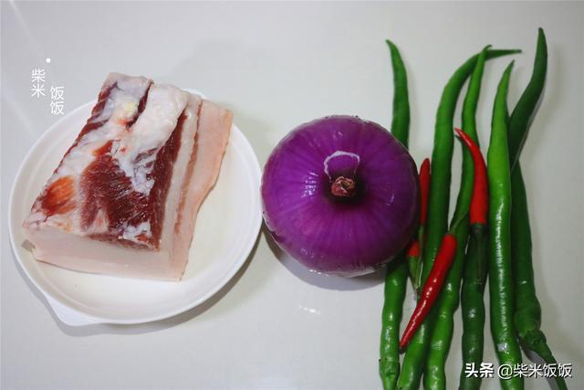洋葱爆炒五花肉的家常做法，洋葱炒花肉怎样做好吃（这道菜简单又好吃）