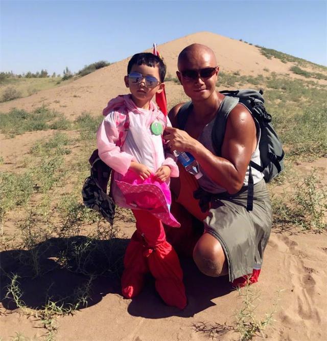乐嘉回应强吻谢娜事件，他感情坎坷，一共有三段婚姻，三个孩子