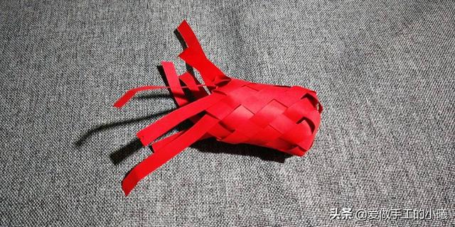 如何用一张纸折纸灯笼，如何用一张纸折纸灯笼视频（用四张纸条做成的折纸灯笼）