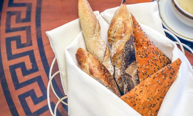 迪拜七星级酒店，迪拜七星级酒店有哪些服务（超奢华七星级住宿楼中楼房间大公开）