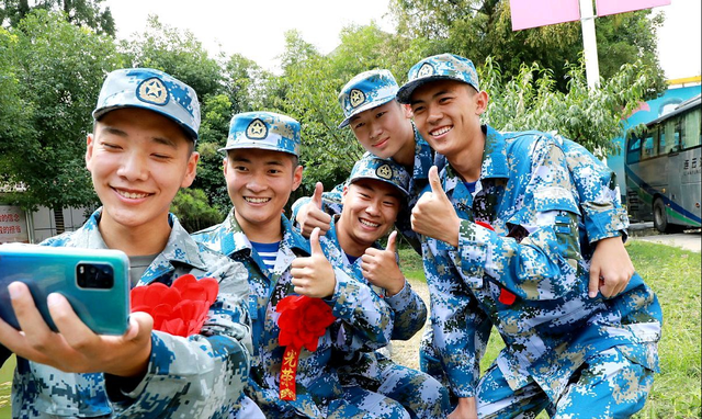 什么时候当兵最好，大学生新生入伍什么时间走最合适（大几去当兵比较好，你知道吗）