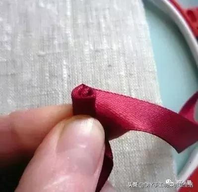 丝带玫瑰花教程，漂亮的丝带玫瑰蝴蝶结发卡（缝制精致好看的玫瑰丝带绣）