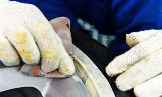 轮毂严重刮伤图，怎么判断轮毂刮伤严重（记住这几个小步骤）