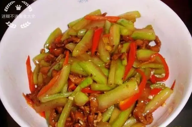 西瓜皮爆炒肉丝的做法，丝瓜炒肉皮窍门（吃着瓜脆肉嫩）